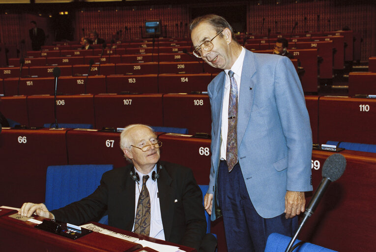 Foto 16: Portrait of MEPs Niels Anker KOFOED and Thomas Joseph MAHER in the hemicycle at the EP in Strasbourg Niels Anker KOFOED in the hemicycle at the EP in Strasbourg