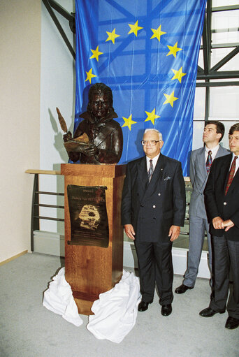 Fotografija 12: Inauguration of the sculpture of Ludwig VON BEETHOVEN, in commemoration of the first anniversary of the European anthem.