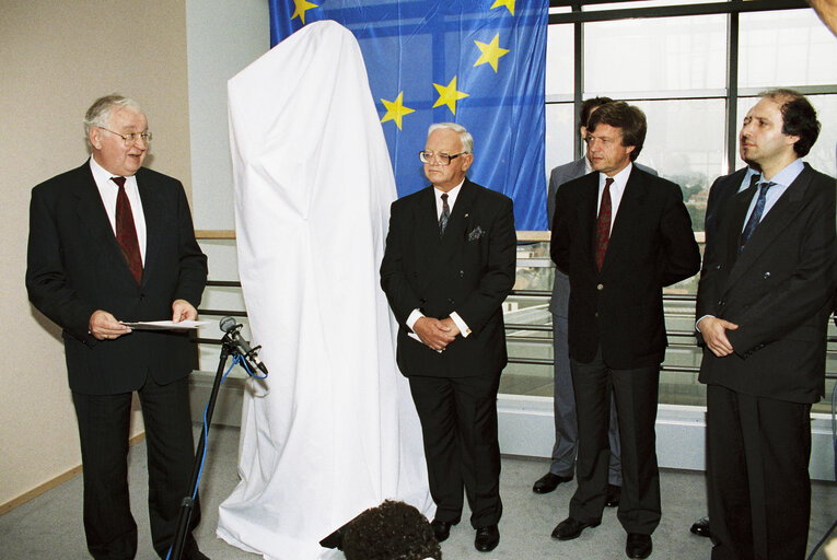 Fotografija 13: Inauguration of the sculpture of Ludwig VON BEETHOVEN, in commemoration of the first anniversary of the European anthem.