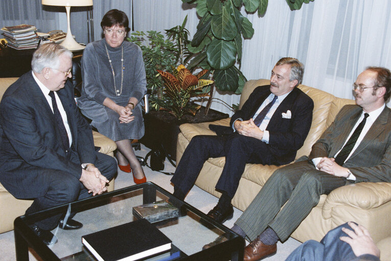 Foto 4: Egon KLEPSCH - EP Presidents meets with Uffe ELLEMANN-JENSEN, Minister of Foreign Affairs of Denmark and Jorgen ORSTROM MOLLER, Secretary of Foreign Affairs of Denmark