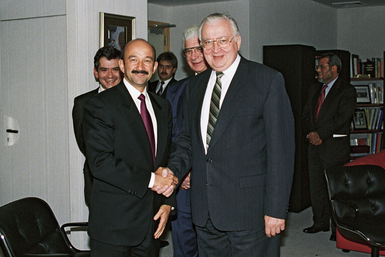 Photo 1: Egon A. KLEPSCH EP President meets with Carlos SALINAS de GORTARI.