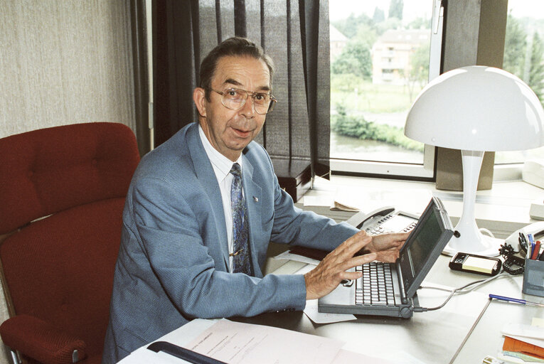 Fotografie 10: Portrait of MEP Niels Anker KOFOED in his office at the EP in Strasbourg