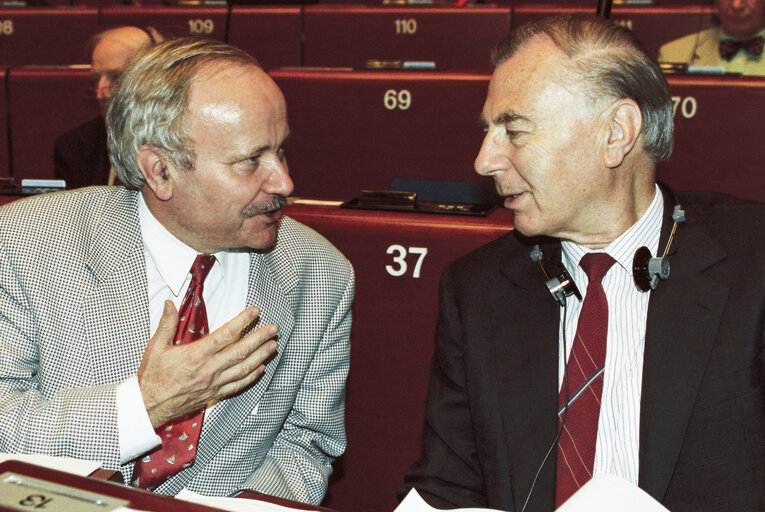 Valokuva 6: MEPs Klaus-Peter KOHLER and Leo TINDEMANSduring the plenary session at the EP in Strasbourg