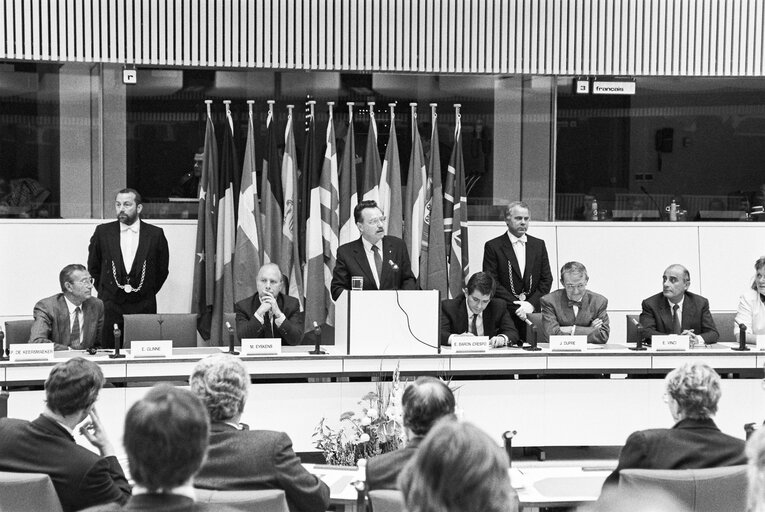 Valokuva 8: Meeting with belgian politicians at the European Parliament in Brussels in October 1989.