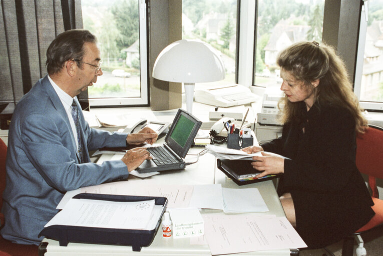 Fotografia 9: Portrait of MEP Niels Anker KOFOED in his office at the EP in Strasbourg