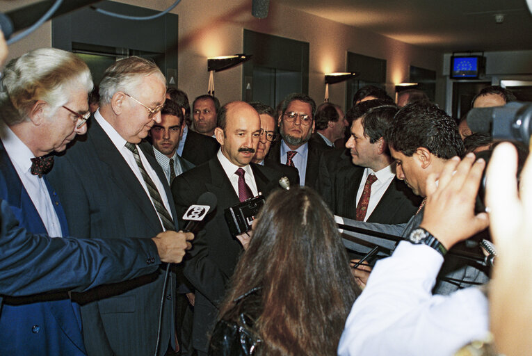 Photo 17: Press point with the President of the Republic of Mexico