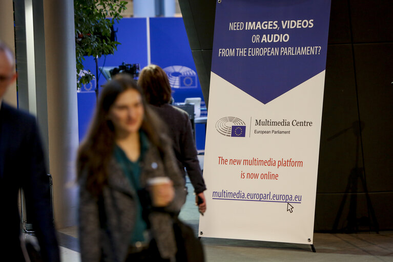 Promotion campaign launched for the new multimedia centre of the European Parliament : kakemono, rollup tools.