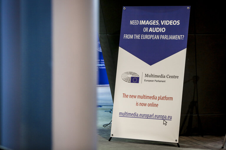 Promotion campaign launched for the new multimedia centre of the European Parliament : kakemono, rollup tools.