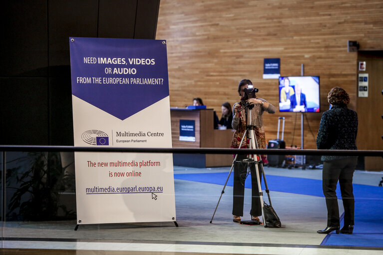 Promotion campaign launched for the new multimedia centre of the European Parliament : kakemono, rollup tools.