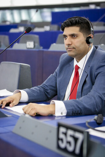 Foto 7: Wajid KHAN in plenary session Week 40 2017 in Strasbourg