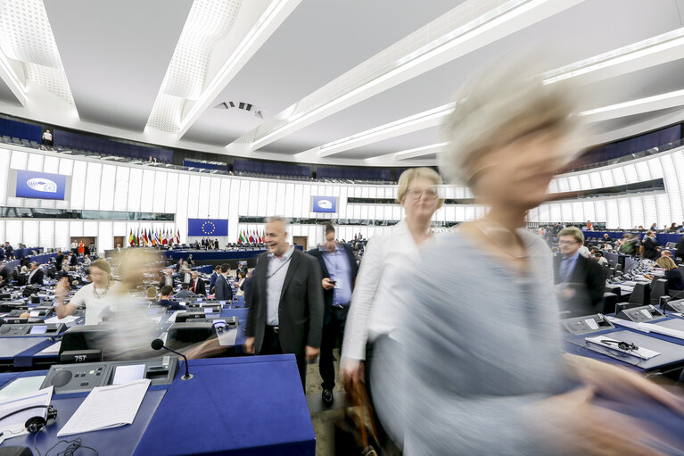 Снимка 6: Plenary session week 27 2017 in Strasbourg - End of plenary session - MEPs leaving the hemicycle