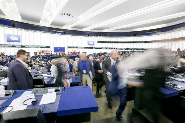 Foto 11: Plenary session week 27 2017 in Strasbourg - End of plenary session - MEPs leaving the hemicycle