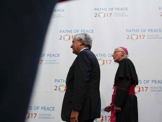 Fotografija 15: Visit of the President of the European Parliament to Munster. From left to right: Antonio Tajani, President of the European Parliament and Felix Genn, Archbishop of Muenster arrive for the opening ceremony of the Paths of Peace meeting in Munster, 10 September 2017.