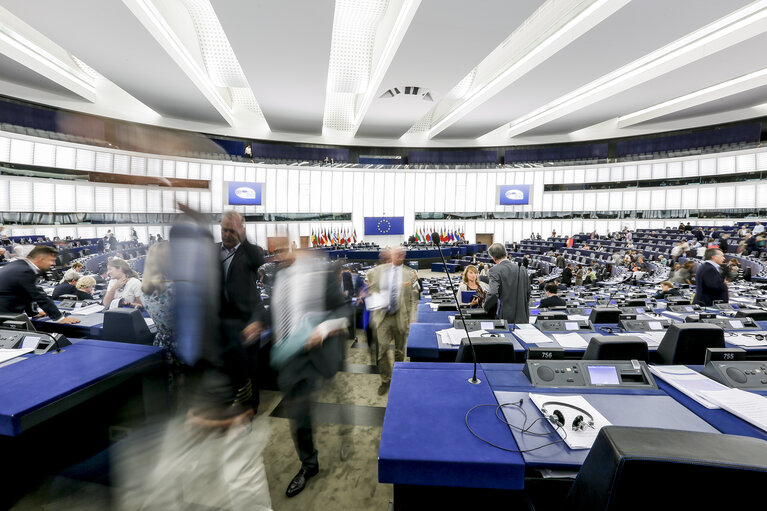 Foto 5: Plenary session week 27 2017 in Strasbourg - End of plenary session - MEPs leaving the hemicycle