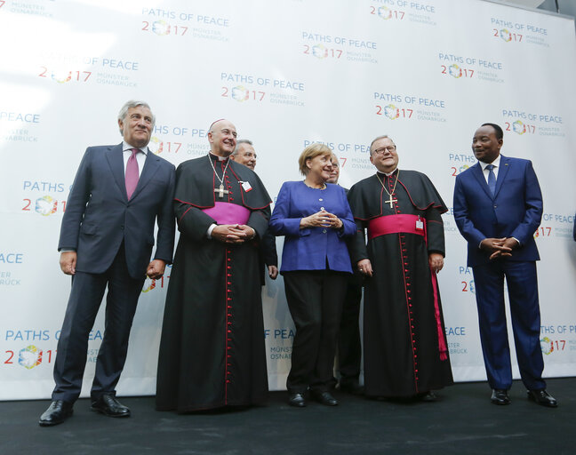 Fotografija 16: Visit of the President of the European Parliament to Munster. From left to right: Antonio Tajani, President of the European Parliament, Felix Genn, Archbishop of Muenster, Marco Impagliazzo, President of Sant'Egidio, Angela Merkel, German Chancellor, Andre Riccardi, Founder of Sant'Egidio, and Mahamadou Issoufou, President of Niger during a visit of the opening ceremony of the Paths of Peace meeting in Munster, 10 September 2017.