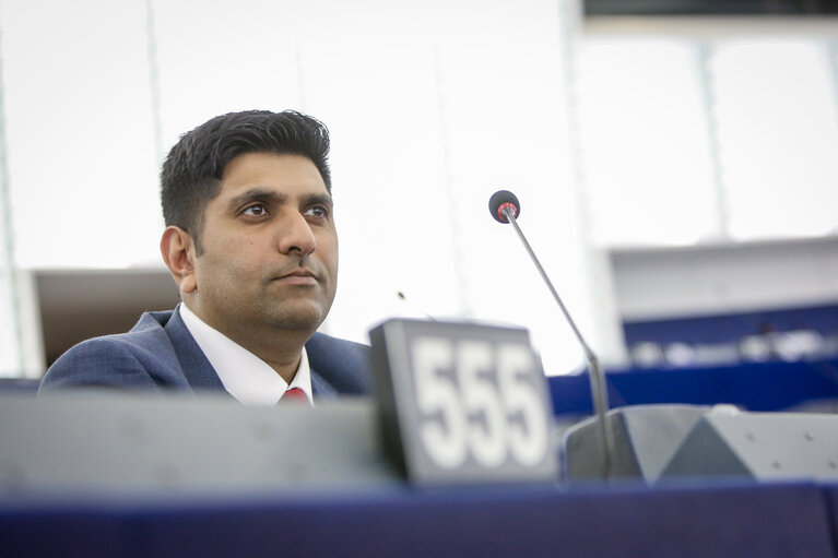 Foto 5: Wajid KHAN in plenary session Week 40 2017 in Strasbourg