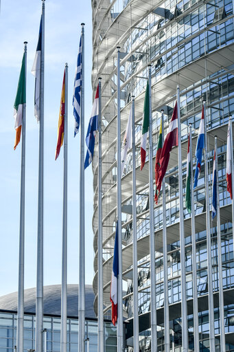 Valokuva 5: French and EU flags at half-mast at the European Parliament, following the passing away of Simone VEIL, former EP President