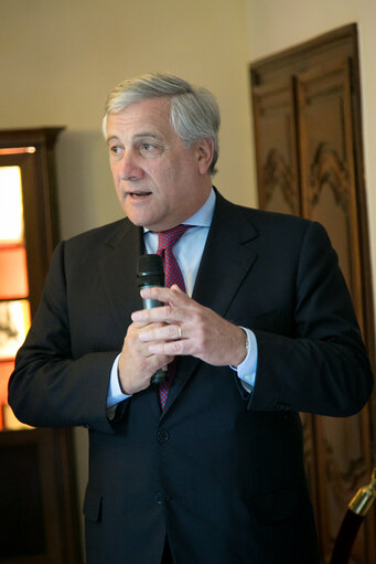 Zdjęcie 3: Maurice Braud, president of Jean Moulin's museum on the left and Pilippe Leguen, director of Jean Monet Muséum on the right with Antonio Tajani, President of the European Parliament at the European Parliament Bureau Away Days in la maison de Jean Monnet, Bazoches-sur-Guyonne