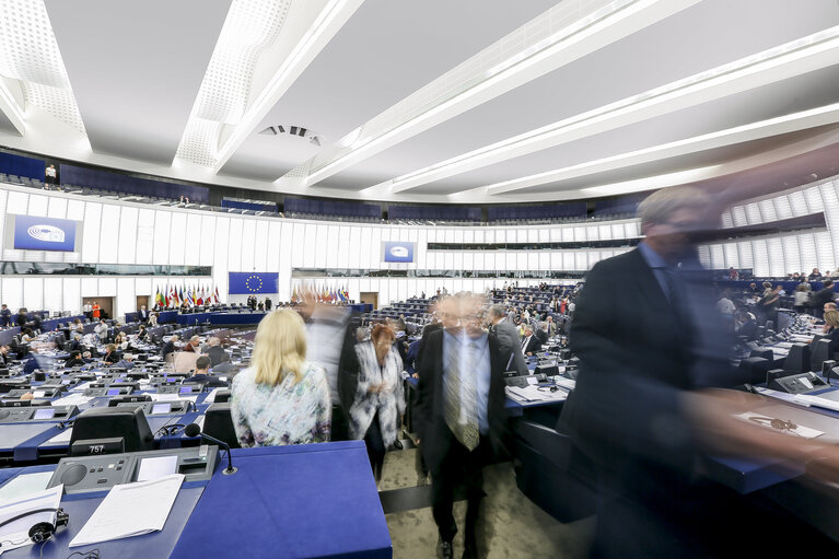 Снимка 7: Plenary session week 27 2017 in Strasbourg - End of plenary session - MEPs leaving the hemicycle