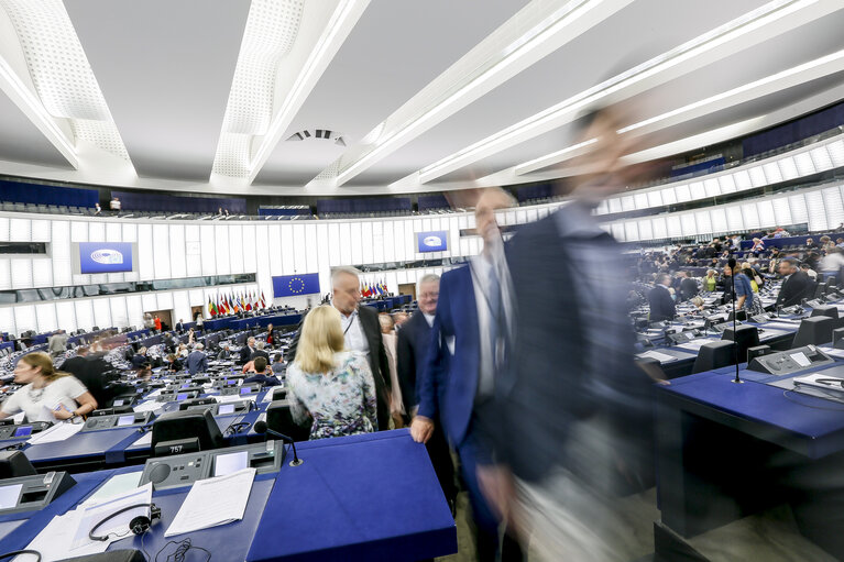 Foto 8: Plenary session week 27 2017 in Strasbourg - End of plenary session - MEPs leaving the hemicycle