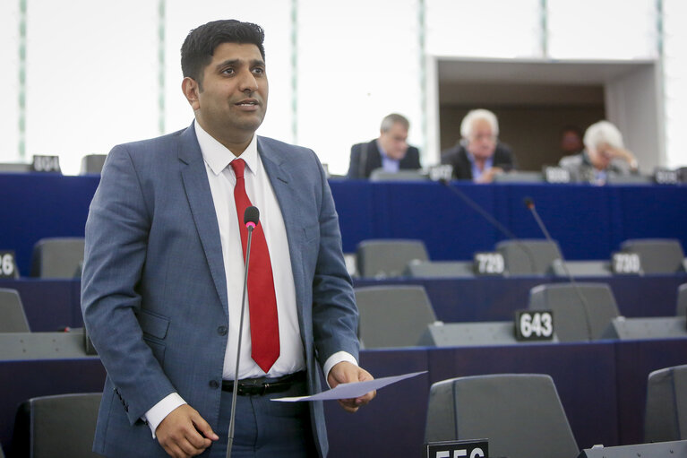 Foto 2: Wajid KHAN in plenary session Week 40 2017 in Strasbourg