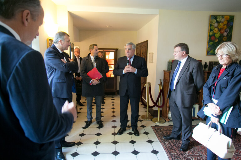 Zdjęcie 4: Maurice Braud, president of Jean Moulin's museum on the left and Pilippe Leguen, director of Jean Monet Muséum on the right with Antonio Tajani, President of the European Parliament at the European Parliament Bureau Away Days in la maison de Jean Monnet, Bazoches-sur-Guyonne