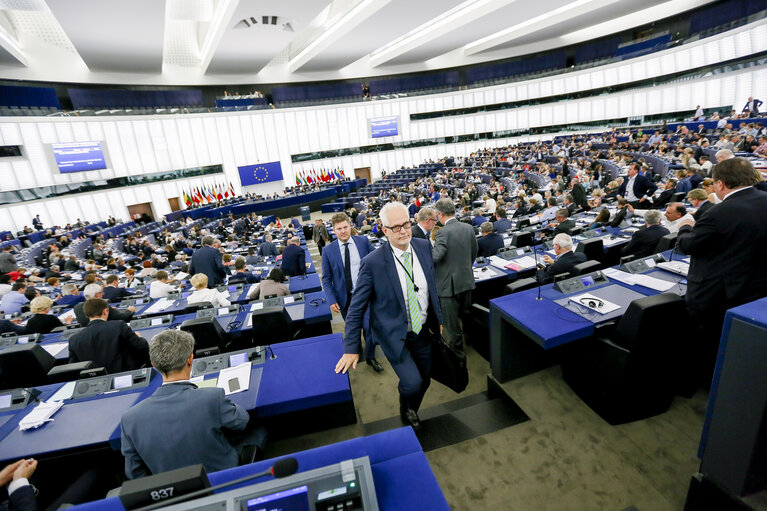 Foto 9: Plenary session week 27 2017 in Strasbourg - End of plenary session - MEPs leaving the hemicycle