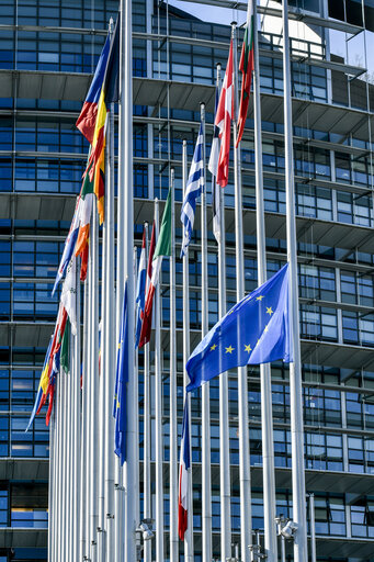 Fotogrāfija 4: French and EU flags at half-mast at the European Parliament, following the passing away of Simone VEIL, former EP President