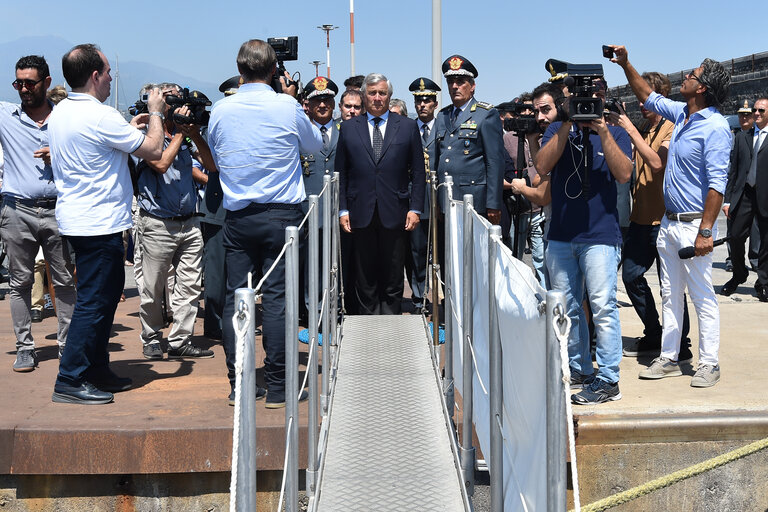 Foto 15: Official visit of the President of the European Parliament to Italy. Antonio Tajani - EP President visiting Catania and Pozzallo.Meeting with crew of Guardia di Finanza patrol boat, P.02 Monte Simone.