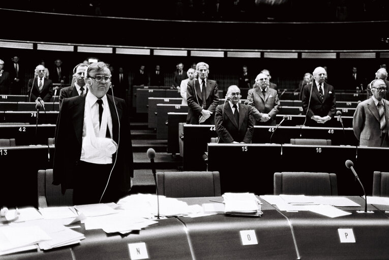 Fotografie 7: Plenary session in Strasbourg in June 1978. Minute of silence