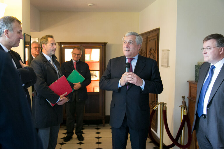 Zdjęcie 5: Maurice Braud, president of Jean Moulin's museum on the left and Pilippe Leguen, director of Jean Monet Muséum on the right with Antonio Tajani, President of the European Parliament at the European Parliament Bureau Away Days in la maison de Jean Monnet, Bazoches-sur-Guyonne