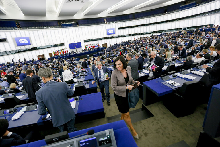 Снимка 10: Plenary session week 27 2017 in Strasbourg - End of plenary session - MEPs leaving the hemicycle