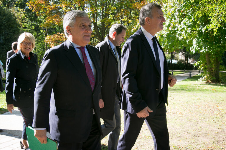 Zdjęcie 6: Maurice Braud, president of Jean Moulin's museum on the left and Pilippe Leguen, director of Jean Monet Muséum on the right with Antonio Tajani, President of the European Parliament at the European Parliament Bureau Away Days in la maison de Jean Monnet, Bazoches-sur-Guyonne