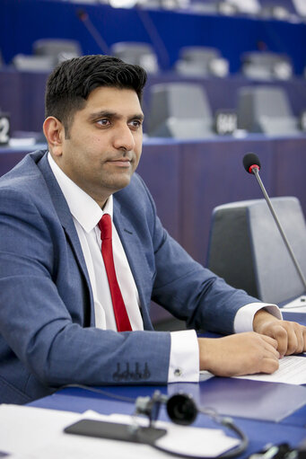 Foto 4: Wajid KHAN in plenary session Week 40 2017 in Strasbourg