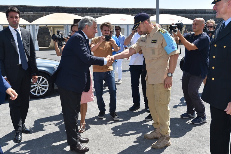 Foto 29: Official visit of the President of the European Parliament to Italy. Antonio Tajani - EP President visiting Catania and Pozzallo.Meeting with Frontex OPV - Norway staff.