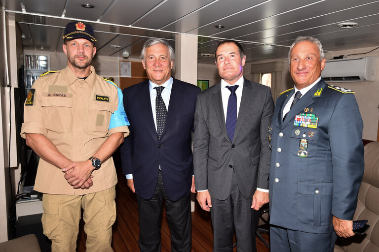 Foto 26: Official visit of the President of the European Parliament to Italy. Antonio Tajani - EP President visiting Catania and Pozzallo.Meeting with Frontex OPV - Norway staff.