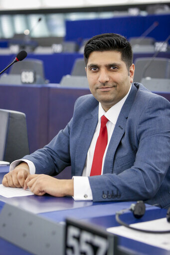 Foto 9: Wajid KHAN in plenary session Week 40 2017 in Strasbourg