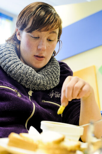 Fotografija 9: Soup kitchen in a Red Cross center