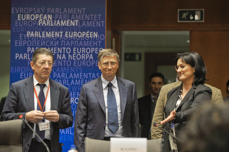 Fotografija 15: DEVE committee discussion with Bill Gates on the impact of effective aid.