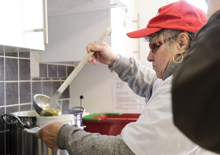 Foto 11: Soup kitchen in a Red Cross center