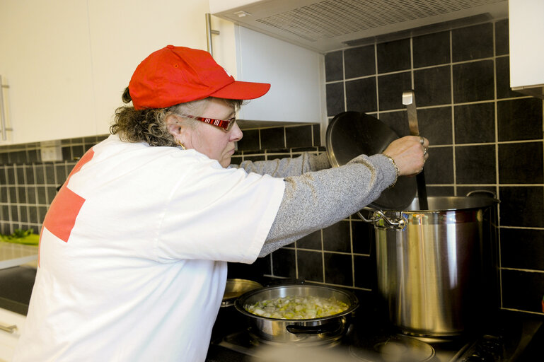 Photo 23 : Soup kitchen in a Red Cross center