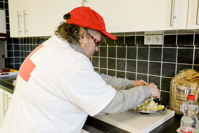 Photo 24 : Soup kitchen in a Red Cross center