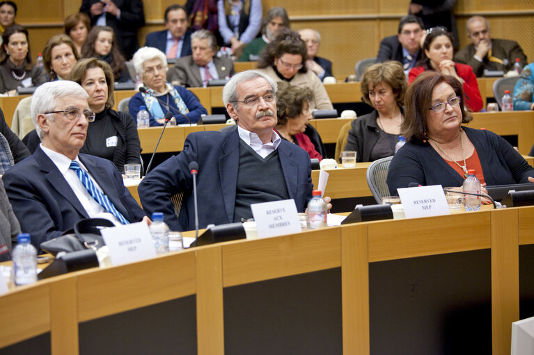 Foto 6: The Greek society faced with the economic crisis Challenges and perspectives.