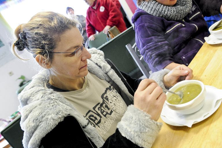 Photo 10 : Soup kitchen in a Red Cross center