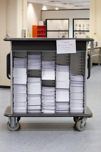 Fotografi 13: Official documents sorting cart