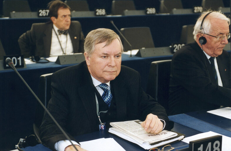 Fotografie 2: Arie M. OOSTLANDER in plenary session in Strasbourg.