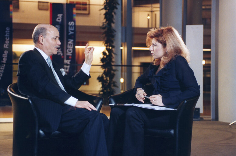 Photo 6 : Interview with the President of the Foundation on Economic Trends.