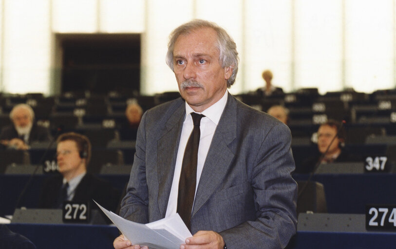 Valokuva 2: Luigi COCILOVO in Plenary Session in Strasbourg.