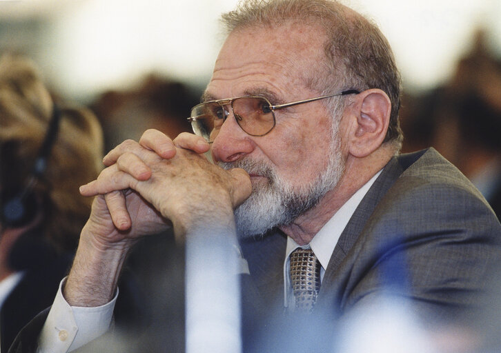 Fotogrāfija 2: Bronislaw GEREMEK at the EP in Strasbourg.