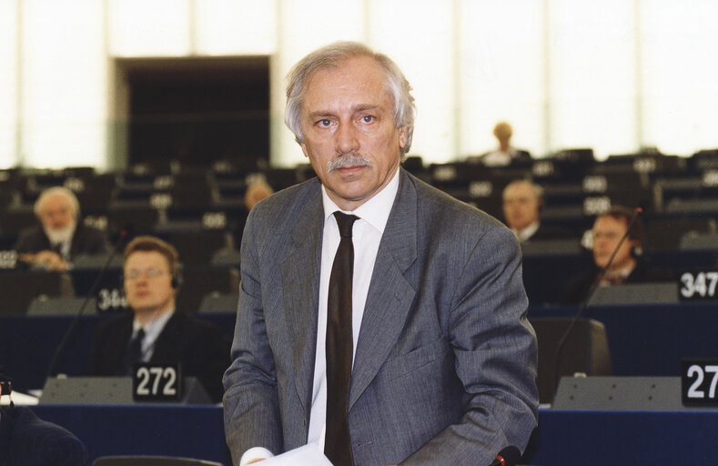 Valokuva 3: Luigi COCILOVO in Plenary Session in Strasbourg.